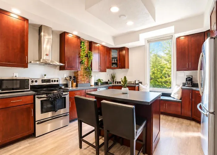 By Walnut Street Near Pitt, Cmu, Upmc, 3parking Spots Apartment *