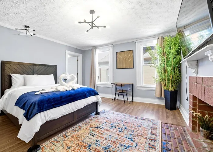 By Walnut Street Near Pitt, Cmu, Upmc, 3parking Spots Apartment *